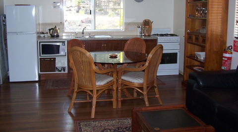 Jarrah Glen Cabins - Tourism Caloundra 0