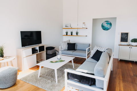 BonniEscape - Island Style Living - Tourism Caloundra 0