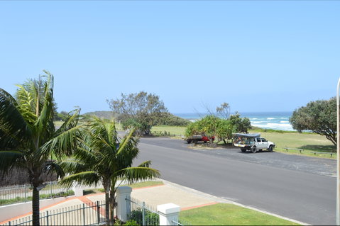 Breakers 1 / 5 At Yamba - Tourism Caloundra 1