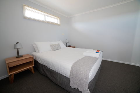 Bridport Beach Cottages - Tourism Caloundra 2