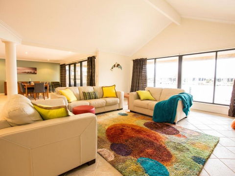 Canal Elegance In Yunderup - Tourism Caloundra 0