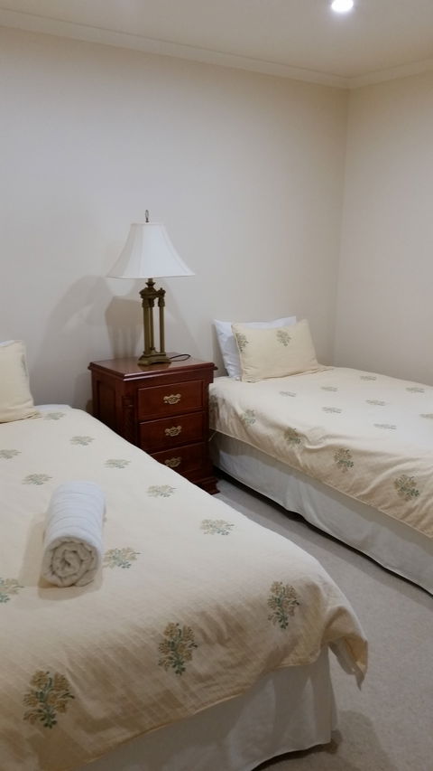 Carolynnes Cottages - Blue Wren Cottage - Tourism Caloundra 1