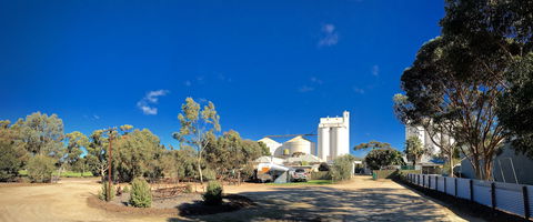 Darke Peak Hotel - Tourism Caloundra 0