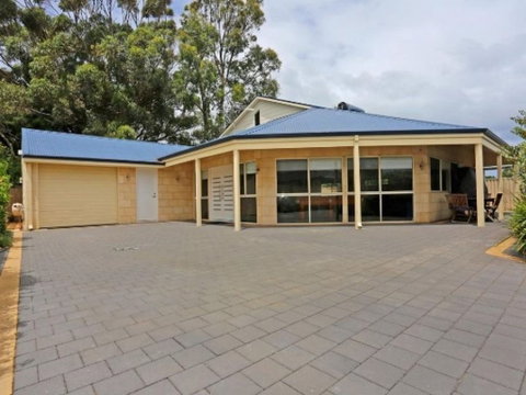 Falcon By The Bay - Tourism Caloundra 1