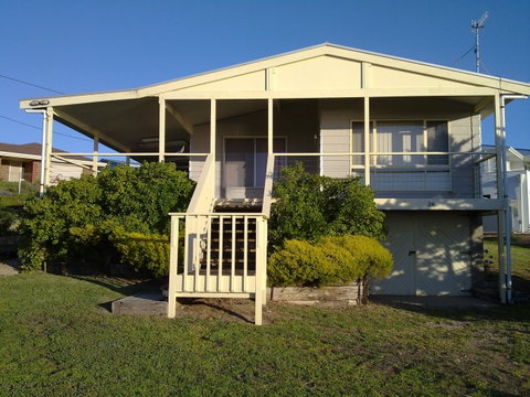 Meredith Place - Tourism Caloundra 0