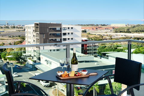 Oaks Gladstone Grand Hotel - Tourism Caloundra 0