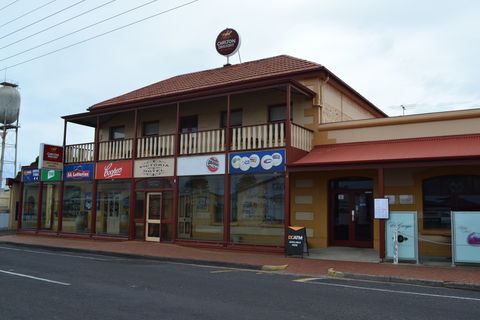 Victoria Hotel Port McDonnell - Tourism Caloundra 0
