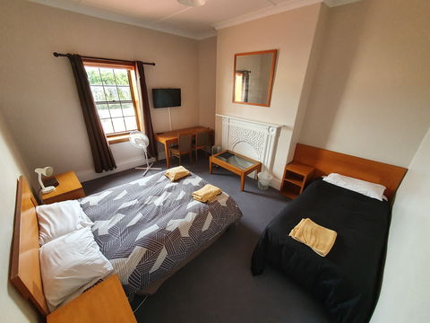 Victoria Hotel Port McDonnell - Tourism Caloundra 1