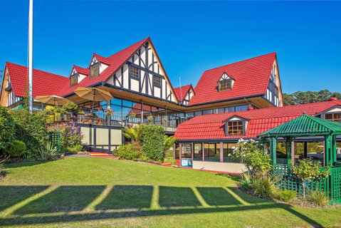 Village Family Motor Inn - Tourism Caloundra 0