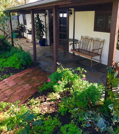 3 Divas Accommodation - The Moscato Cottage - Tourism Caloundra 0