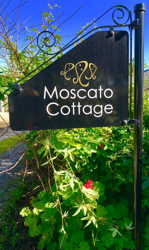 3 Divas Accommodation - The Moscato Cottage - Tourism Caloundra 1