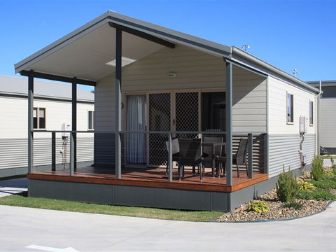 Bowlo Holiday Cabins - Tourism Caloundra 0