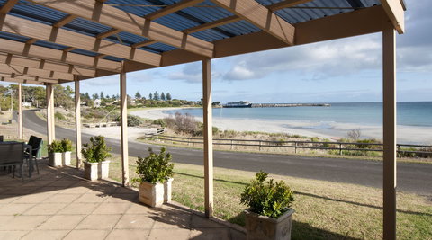 Cape View Cottage - Tourism Caloundra 0