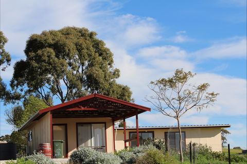 Clare View Accommodation - Clare View Cottage - Tourism Caloundra 1