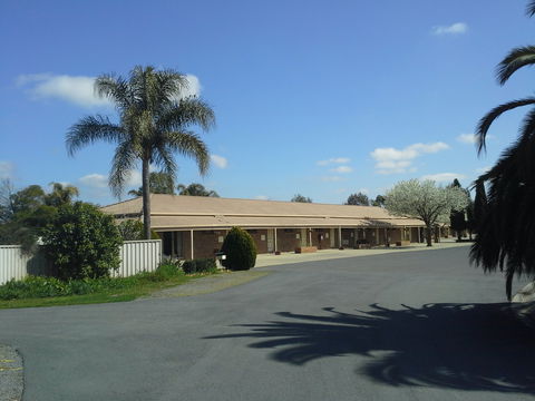 Paradise Lakes Motel - Tourism Caloundra 0