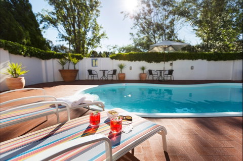 Ramada By Wyndham Diplomat Canberra - Tourism Caloundra 1