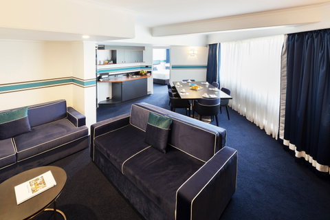 Ramada By Wyndham Diplomat Canberra - Tourism Caloundra 2