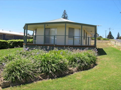 Sims Holiday Home - Tourism Caloundra 0