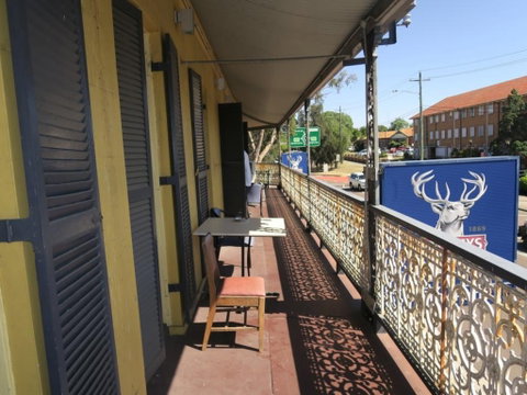 The Family Hotel Maitland - Tourism Caloundra 1