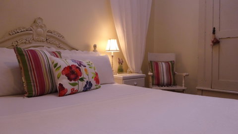 The Globe Inn - Tourism Caloundra 0
