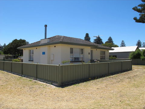 Walters Holiday Home - Tourism Caloundra 0
