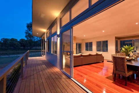 Blue  Cliff Retreat - Tourism Caloundra 2