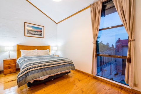 Cottesloe Beach Chalets - Tourism Caloundra 2