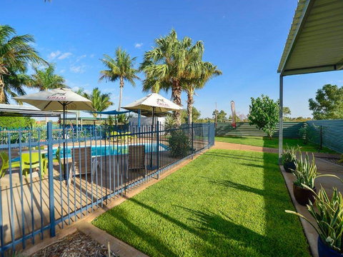 Devils Marbles Hotel - Tourism Caloundra 1