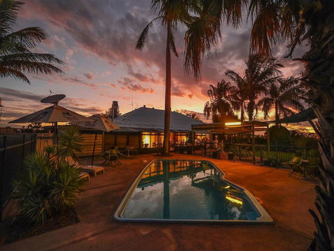 Devils Marbles Hotel - Tourism Caloundra 2