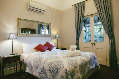 Glenella Guesthouse - Tourism Caloundra 0