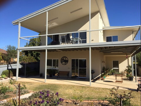 Lyreen's Apartment Bed And Breakfast - Tourism Caloundra 0