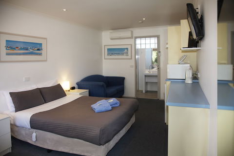 Moody's Motel - Tourism Caloundra 1