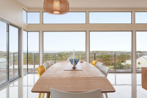 Neighbour Avenue - Tourism Caloundra 1