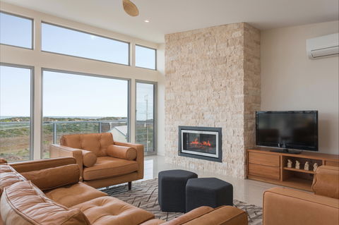 Neighbour Avenue - Tourism Caloundra 2