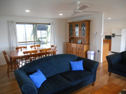 Roshy's Retreat - Tourism Caloundra 2