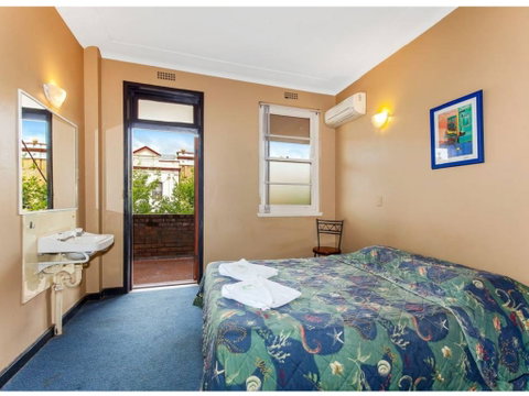 The Belmore Hotel - Tourism Caloundra 1