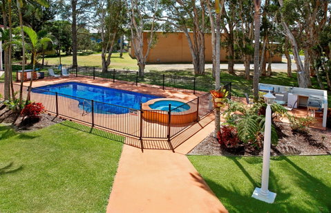 Yamba Aston Motel - Tourism Caloundra 2