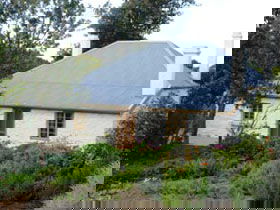 Dingley Dell Cottage - Tourism Caloundra 0