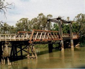 Swan Hill - Murray River Road Bridge - Tourism Caloundra 0