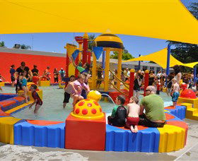 Holland Park Swimming Pool - Tourism Caloundra 0