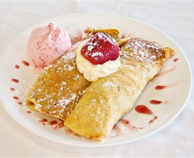 The Big Strawberry - Tourism Caloundra 4