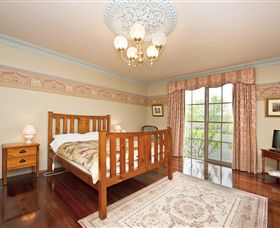 Barcaldine House - Tourism Caloundra 7