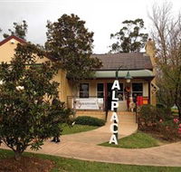 Australian Alpaca Barn - Hunter Valley Gardens - Tourism Caloundra
