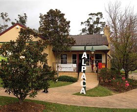 Australian Alpaca Barn - Hunter Valley Gardens - Tourism Caloundra 0
