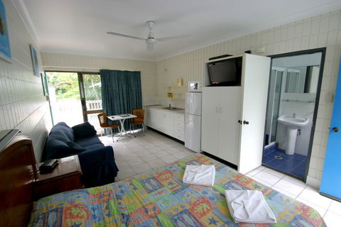 Tropical Palms Inn - Tourism Caloundra 0