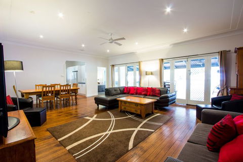 The Retreat Port Stephens - Tourism Caloundra 0