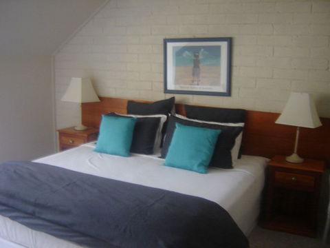 Girraween Country Inn - Tourism Caloundra 0