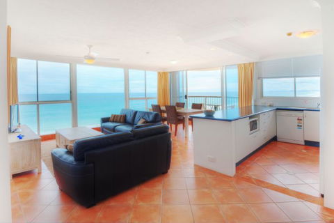 Golden Sands On Main Beach - Tourism Caloundra 12