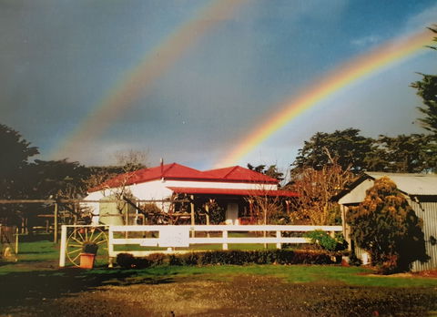 Stefani Hilltop Gallery - Tourism Caloundra 0