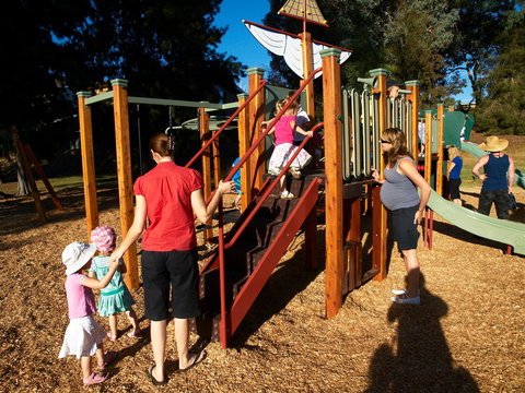 Les Stone Park - Tourism Caloundra 0